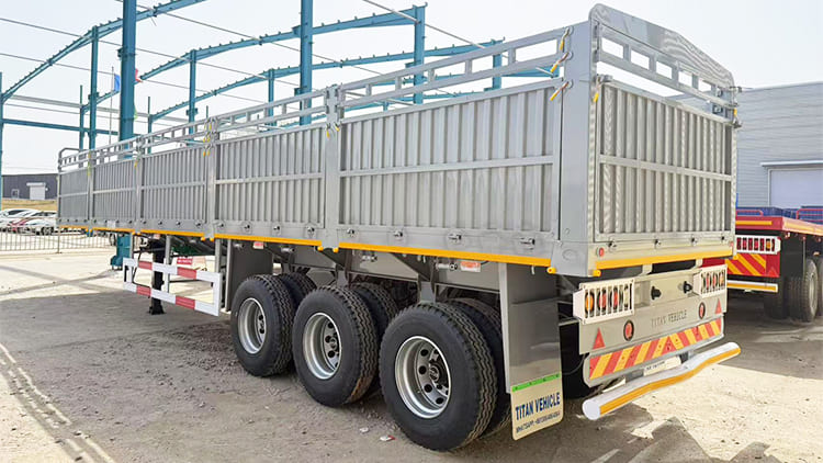 Tri Axle Livestock Transport Semi Trailer for Sale in Tanzania