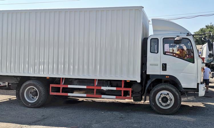 Howo 4x2 15T Light Cargo Van Box Truck for Sale Near Me in Guinea Kindia